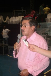 Víctor Hugo León, presidente de Fedenaligas, dando su discurso. (Foto: Ramiro Delgado)